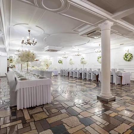 Dworek Kurowski مزرعة للإقامة *