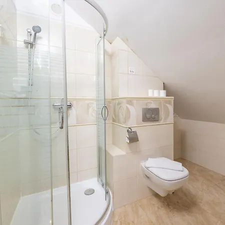 Dworek Kurowski مزرعة للإقامة *